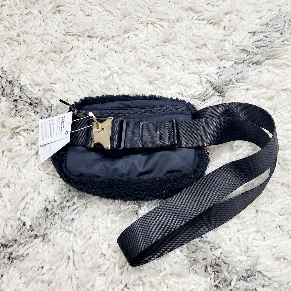 Lululemon everywhere fleece belt bag NWT - Picture 4 of 4